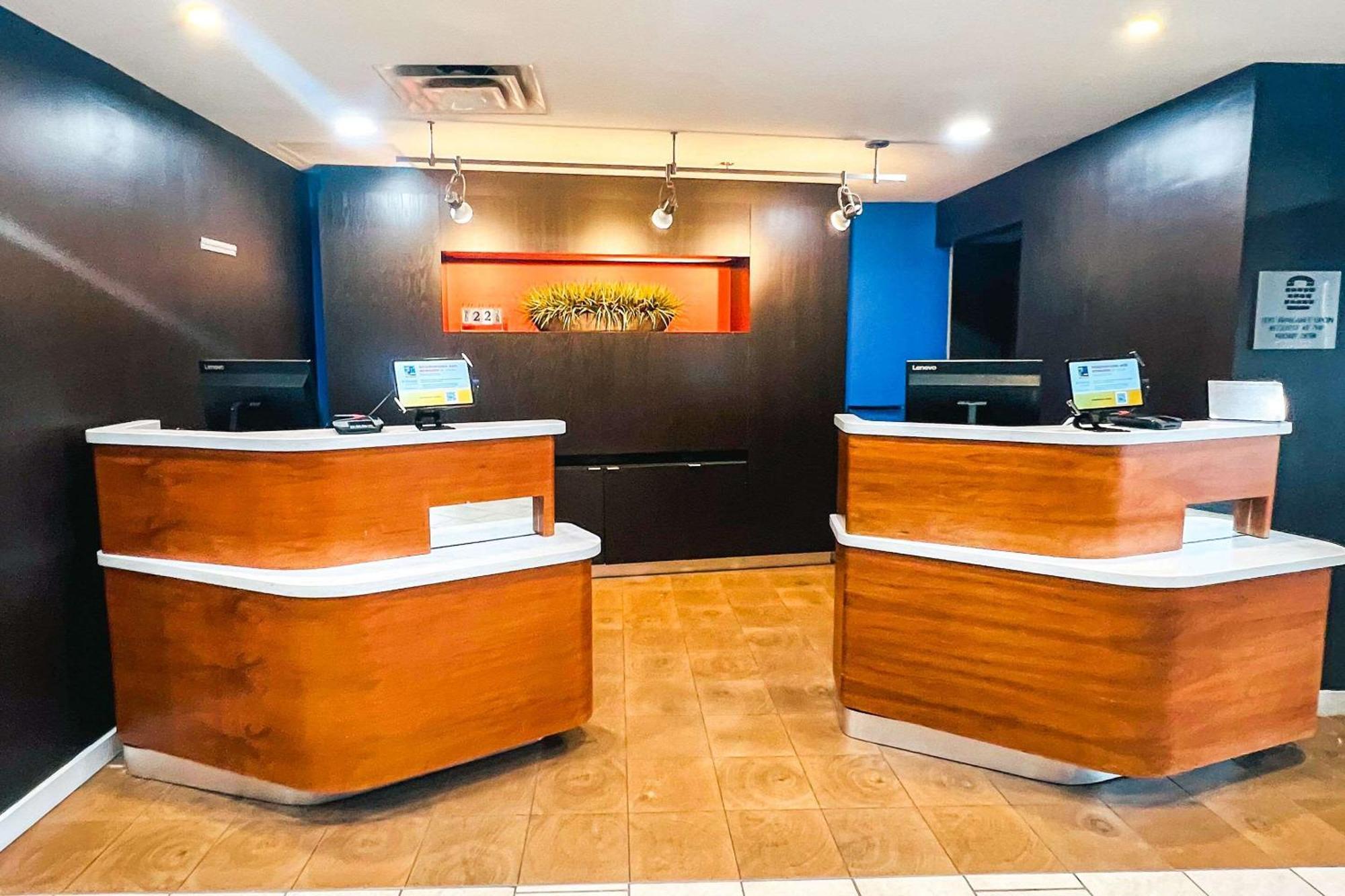 Country Inn & Suites By Radisson, Columbus-Edinburgh Bagian luar foto