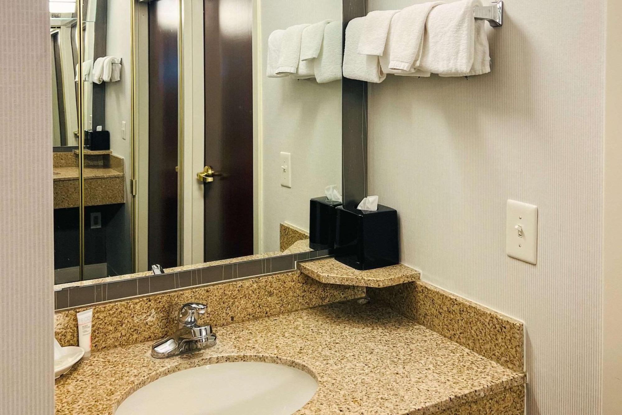 Country Inn & Suites By Radisson, Columbus-Edinburgh Bagian luar foto